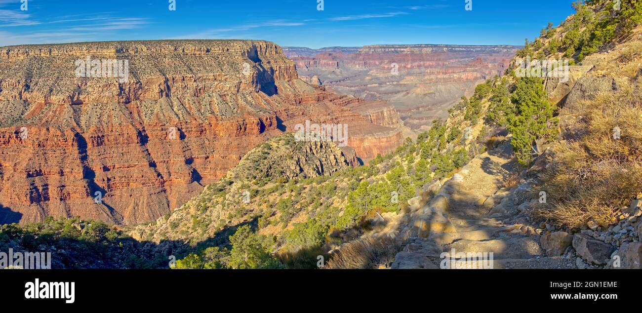 Vue sur le Grand Canyon Arizona depuis la première série de switchbacks le long de Hermit Trail. Banque D'Images