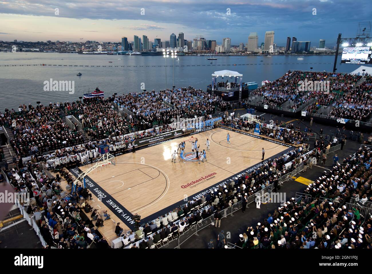 Le match de basket-ball masculin NCAA entre l'Université de Caroline du Nord et l'Université d'État du Michigan se lance à bord de l'USS Carl Vinson, ancré à la base navale de North Island à San Diego, en Californie, le 11 novembre 2011. (Photo officielle de la Maison Blanche par Lawrence Jackson) cette photo officielle de la Maison Blanche est disponible uniquement pour publication par les organismes de presse et/ou pour impression personnelle par le(s) sujet(s) de la photo. La photographie ne peut être manipulée d'aucune manière et ne peut pas être utilisée dans des documents commerciaux ou politiques, des publicités, des e-mails, des produits, des promotions que dans un Banque D'Images