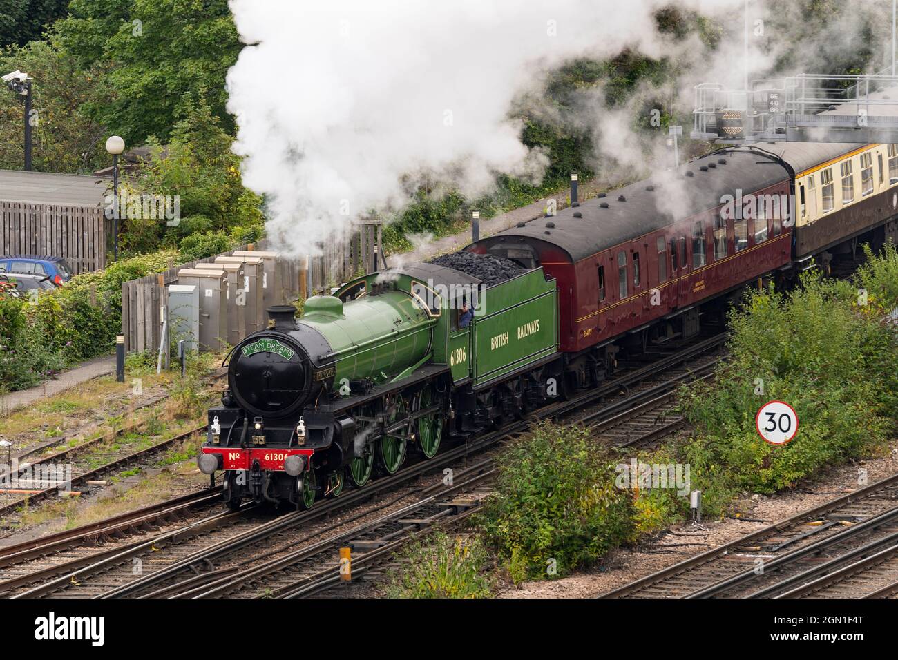 La locomotive à vapeur Mayflower 61306 B1 peint dans la décoration vert pomme des premiers chemins de fer britanniques, sortant de la gare de Basingstoke, au Royaume-Uni Banque D'Images