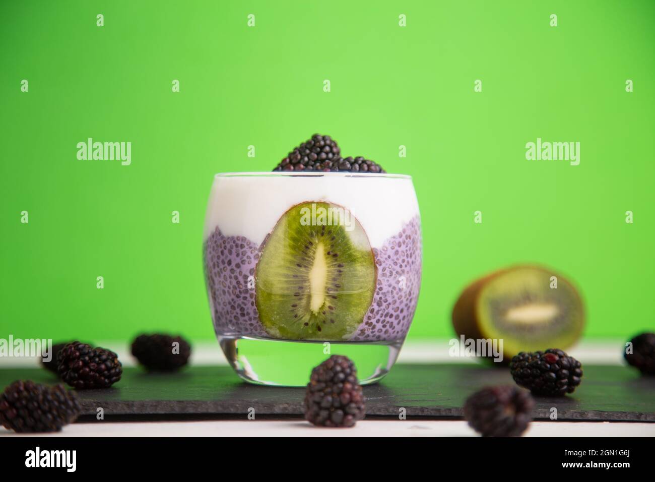 Gros plan d'un pudding de chia noir avec blackberry et kiwi Banque D'Images