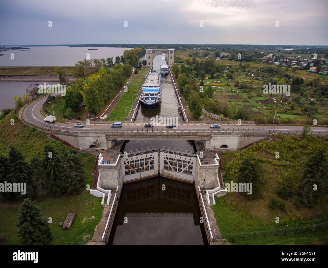 Vue aérienne du bateau de croisière sur la rivière Excellence Katharina (anciennement MS général Lavrinenkov) dans l'écluse d'Uglich sur la Volga, Uglich, Yaroslavl D Banque D'Images