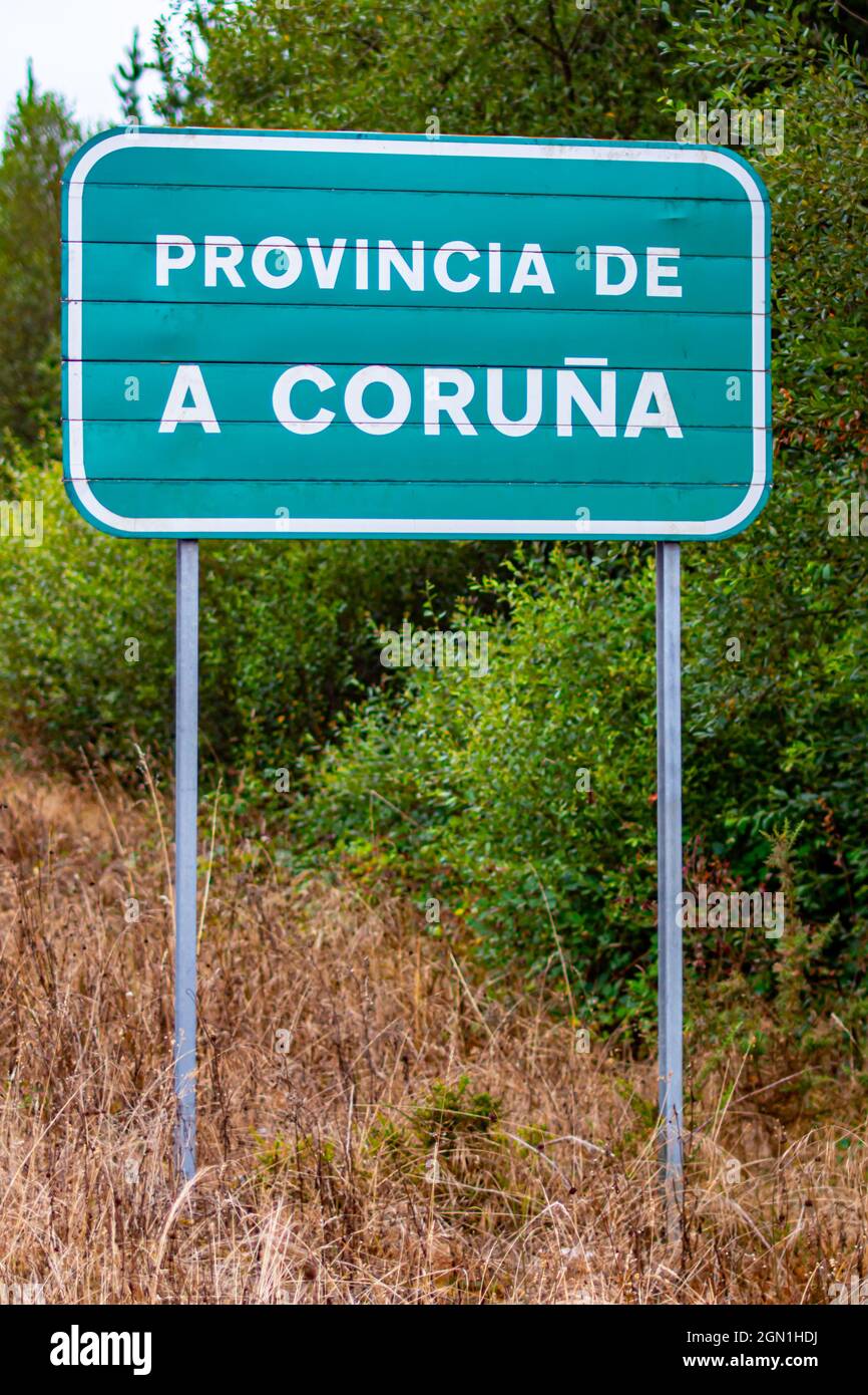 A CORUNA, ESPAGNE - 31 août 2021 : panneau d'entrée de la province d'Une Coruna sur la route en Espagne Banque D'Images