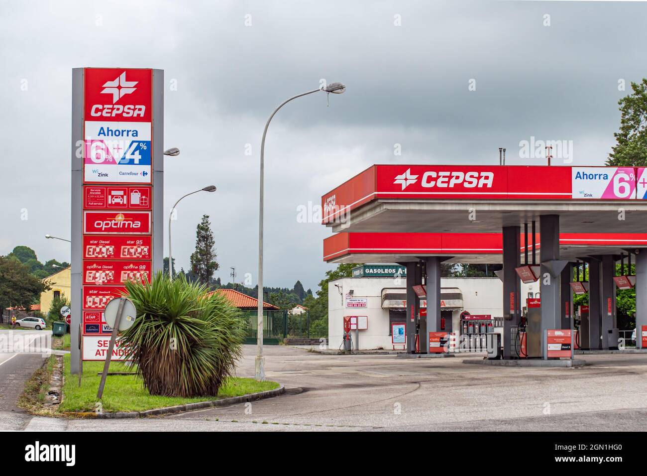GIJON, ESPAGNE - 27 août 2021: Station-service CEPSA magasin de la marque avec signe, logo et espace de copie en Espagne Banque D'Images