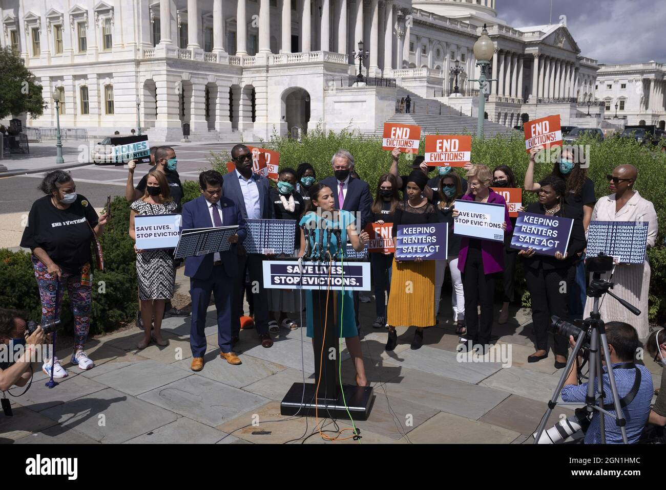 Washington, États-Unis. 21 septembre 2021. La Représentante américaine Alexandria Ocasio-Cortez D-NY prend la parole lors d'une conférence de presse pour présenter une loi qui donnerait au ministère de la Santé et des Services sociaux le pouvoir d'imposer un moratoire fédéral sur les expulsions dans l'intérêt de la santé publique, à Washington, DC, le mardi 21 septembre 2021. Photo de Ken Cedeno/UPI crédit: UPI/Alay Live News Banque D'Images