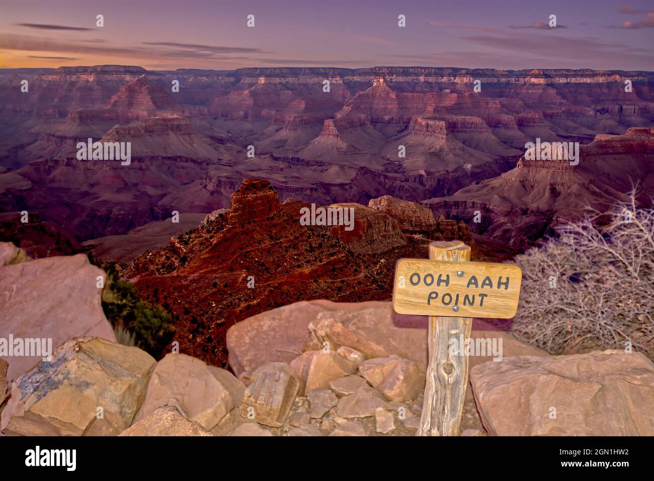 Vue sur le Grand Canyon depuis Ooh aah point le long de la South Kaibab Trail. Prise au crépuscule. Il s'agit d'une double exposition. La première exposition a été avec un fla Banque D'Images