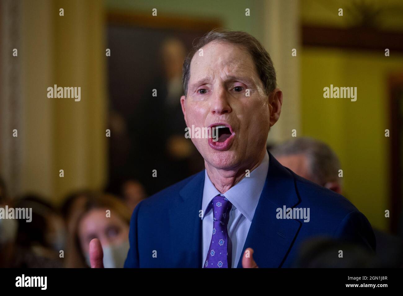 Le sénateur américain Ron Wyden (démocrate de l’Oregon) fait des remarques lors du Democratâs déjeuner-conférence de presse du Sénat sur la politique au Capitole des États-Unis à Washington, DC, le mardi 21 septembre 2021. Crédit : Rod Lamkey/CNP Banque D'Images