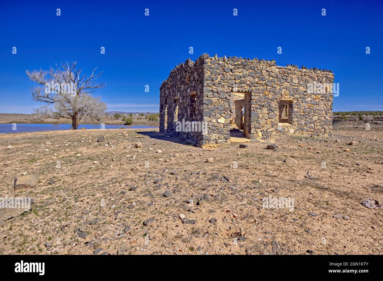 Fantôme du lac Sullivan à Paulden, Arizona. Les ruines d'une maison de club en pierre construite dans les années 1930 dans le cadre d'un projet WPA destiné à créer un lak artificiel Banque D'Images