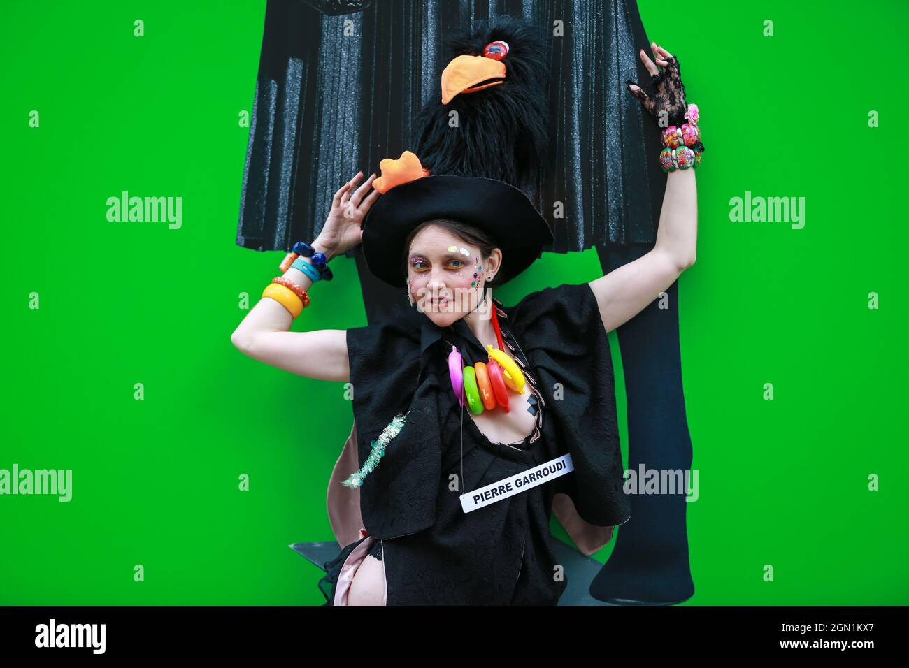 Londres, Royaume-Uni. 18 septembre 2021. Le modèle assiste à un flash mob défilé de mode à Mayfair pour le designer Pierre Garroudi. LFW 2021. Crédit: Waldemar Sikora Banque D'Images