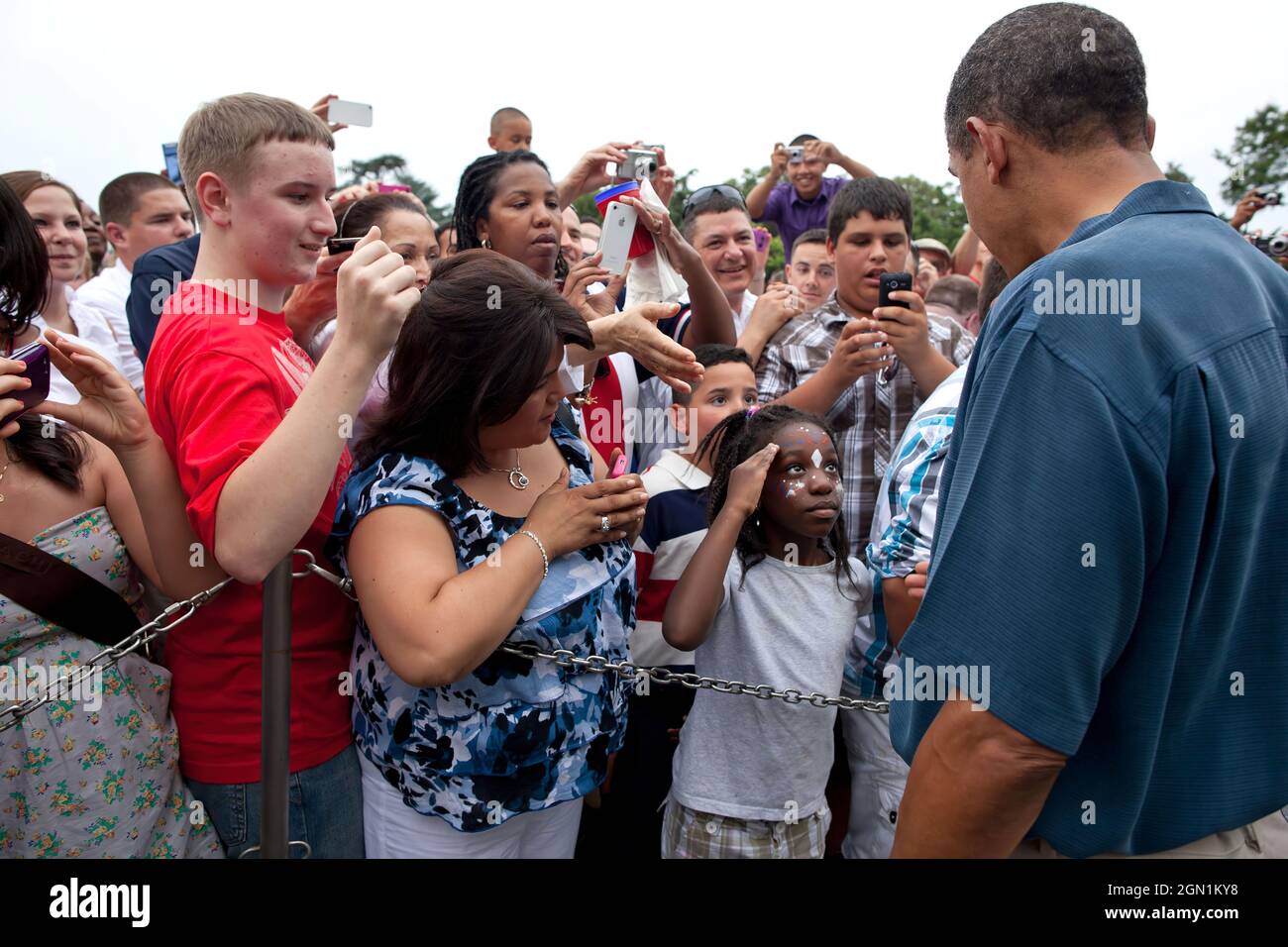 Une jeune fille salue le président Barack Obama alors qu'il tremble les mains le long d'une ropeline avec des membres de l'armée et leurs familles lors de la célébration du 4 juillet sur la pelouse sud de la Maison Blanche, le 4 juillet 2011. (Photo officielle de la Maison Blanche par Pete Souza) cette photo officielle de la Maison Blanche est disponible uniquement pour publication par les organismes de presse et/ou pour impression personnelle par le(s) sujet(s) de la photo. La photographie ne peut être manipulée d'aucune manière et ne peut pas être utilisée dans des documents commerciaux ou politiques, des publicités, des e-mails, des produits, des promotions que dans n'importe quelle W Banque D'Images