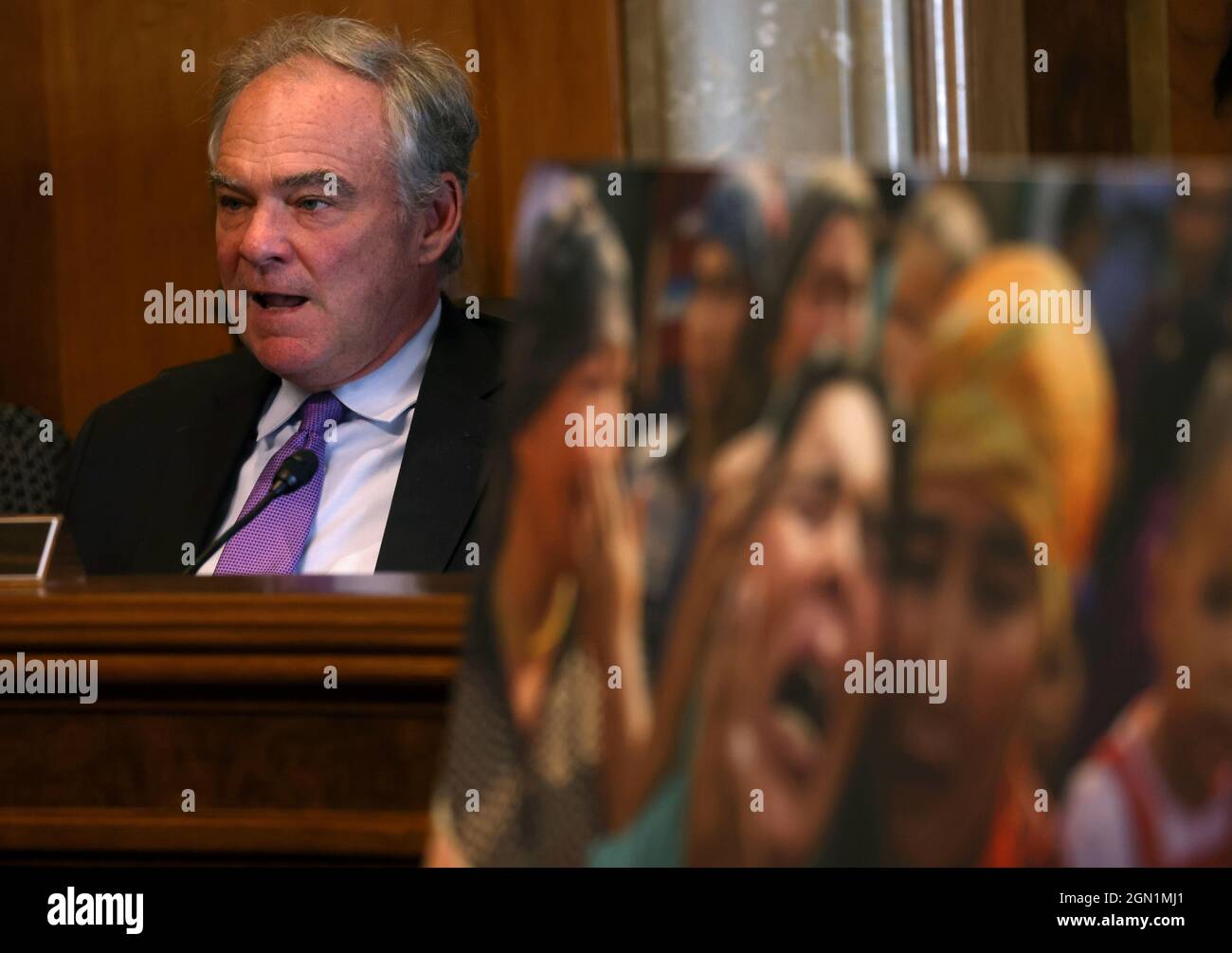 Le sénateur américain Tim Kaine (D-va) assiste au sous-comité sur l'hémisphère occidental, la criminalité transnationale, la sécurité civile, la démocratie, les droits de l'homme, Et la sous-commission Global Women's issues sur l'Asie de l'est, le Pacifique et la politique internationale de cybersécurité audition conjointe "les atrocités au Xinjiang: Où allons-nous d'ici?" Sur Capitol Hill à Washington, États-Unis, le 10 juin 2021. Selon le ministère chinois des Affaires étrangères, la mère de Murat, Gulshan Abbas, a été condamnée pour crimes de terrorisme et pour "rupture de l'ordre social". Photo prise le 10 juin 2021. REUTERS/Leah Milis Banque D'Images