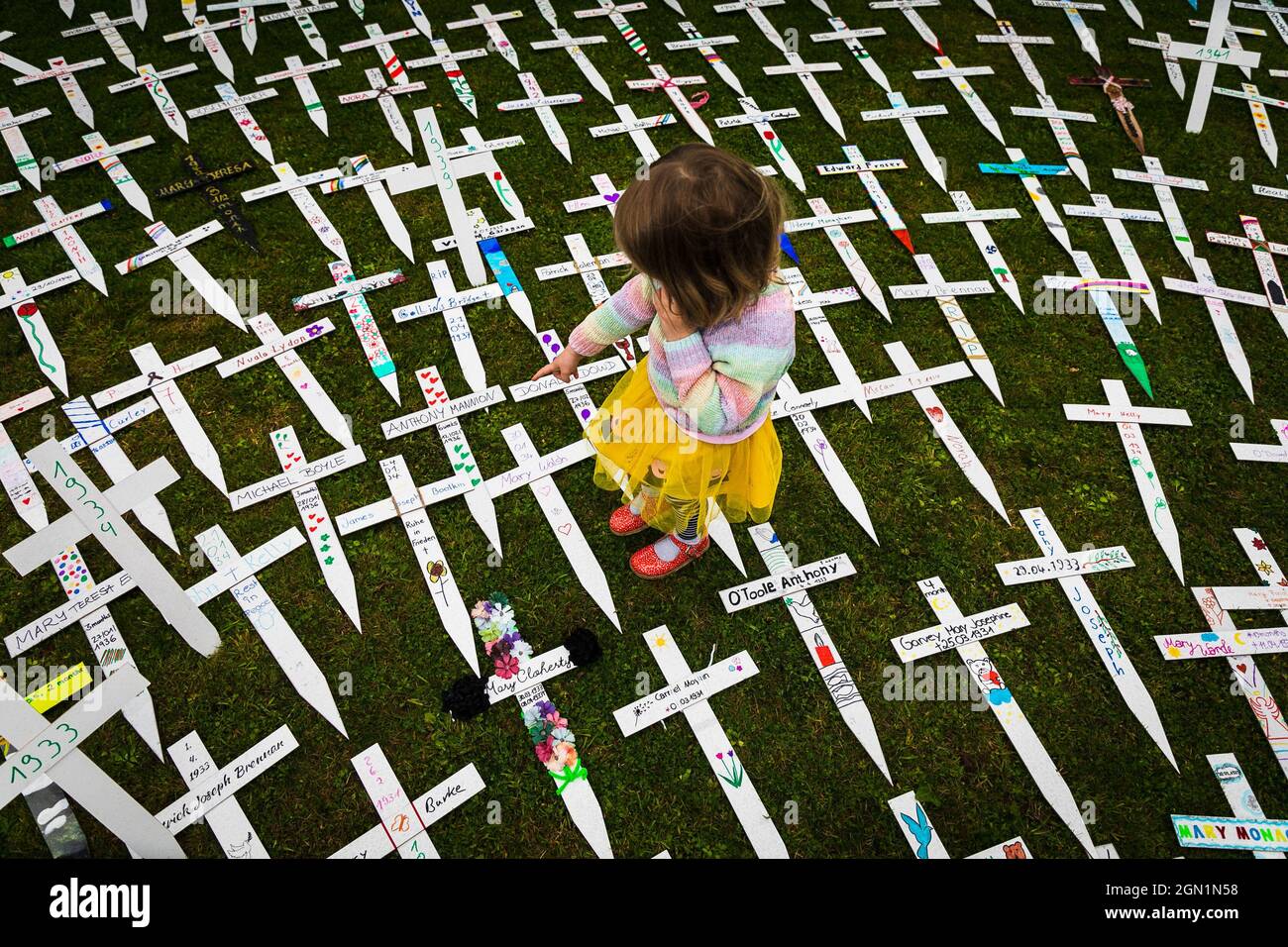 14.8.21. Saoirse Moriarty (4) au site de la mère et des bébés de Tuam où 796 croix commémoratives portant le nom de tous les enfants ont été posées sur le terrain. Banque D'Images