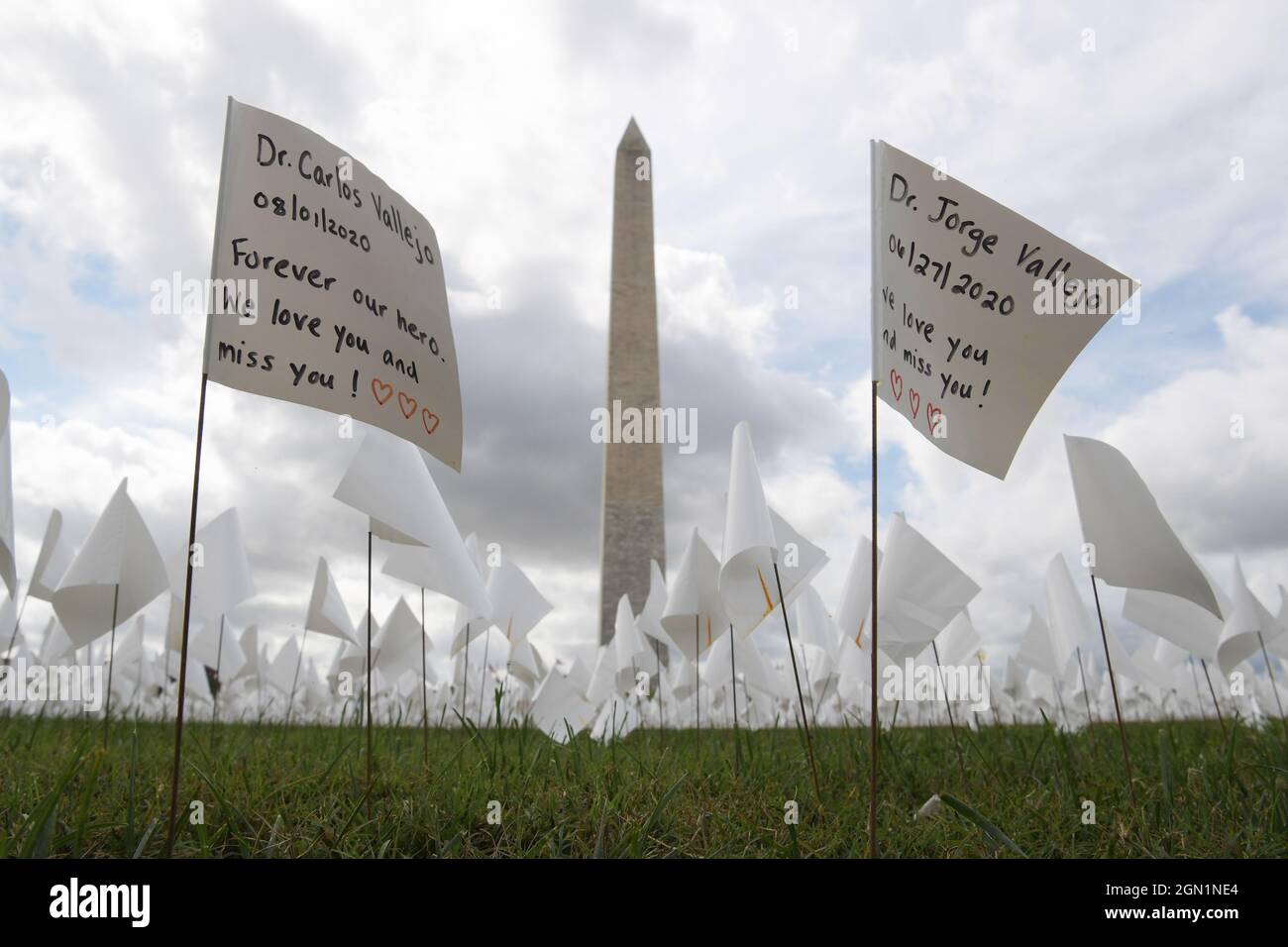 Washington, États-Unis. 21 septembre 2021. Plus de 650,000 drapeaux blancs, dont 114, 937 sont des Latino-américains, se tiennent à National Mall en l'honneur des Américains qui sont morts avec Covid 19, pendant l'exposition d'art "in America Remember". Crédit : SOPA Images Limited/Alamy Live News Banque D'Images