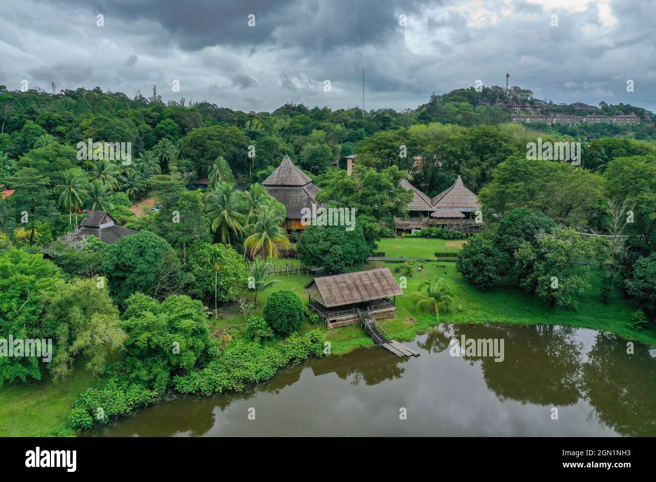 Vue aérienne du lac, des huttes et de la jungle dans le village culturel de Sarawak, Kampung Budaya Sarawak, près de Kuching, Sarawak, Bornéo, Malaisie, Asie, Banque D'Images