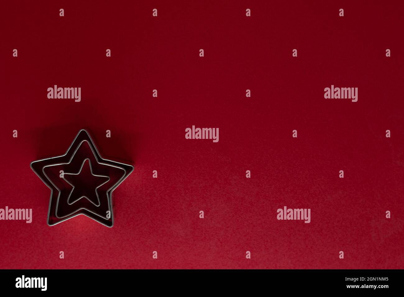 Rouge foncé minimaliste de Noël Starry plat de fond Banque D'Images