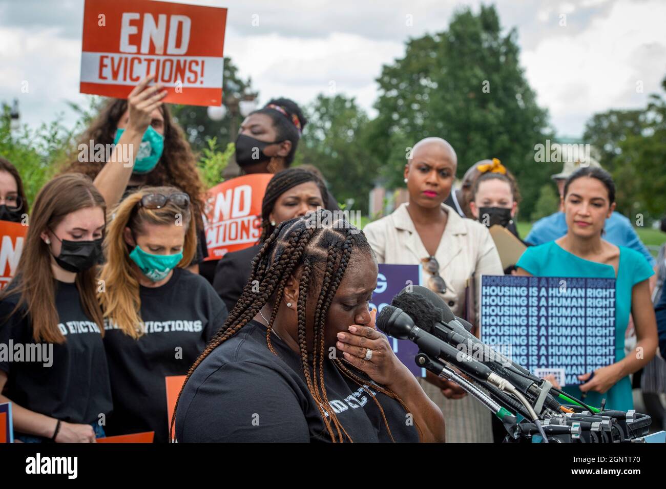 Vivian Smith, de Miami, Floride, se déchire en parlant de ses expériences d'être expulsées avec ses deux enfants, lors d'une conférence de presse sur le Keeping Renters Safe Act de 2021, au Capitole des États-Unis à Washington, DC, le mardi 21 septembre 2021. Vivian est une mère célibataire de deux enfants qui a été expulsée l'année dernière pendant la pandémie après que son propriétaire a déposé une plainte d'expulsion contre elle après avoir pris du retard sur son loyer, et elle a été forcée de faire des choix entre acheter de la nourriture, des soins de santé et des loyers pour survivre. Act Credit: Rod Lamkey/CNP/Sipa USA Banque D'Images