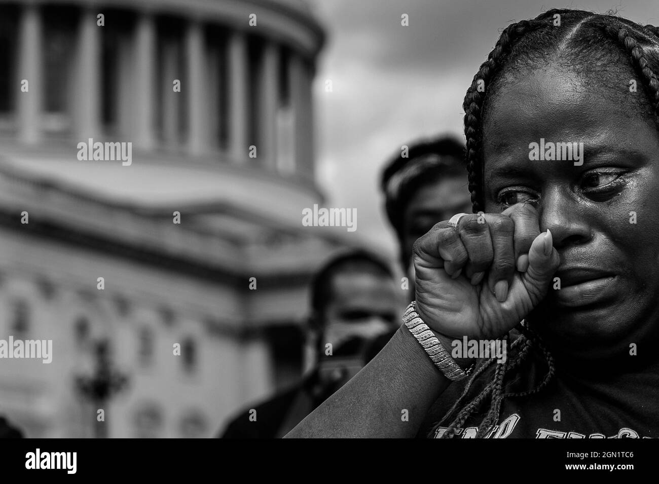 Vivian Smith de Miami, Floride, est réconfortée par le représentant des États-Unis Alexandria Ocasio-Cortez (démocrate de New York) avant une conférence de presse sur le Keeping Renters Safe Act de 2021, au Capitole des États-Unis à Washington, DC, le mardi 21 septembre 2021. Vivian est une mère célibataire de deux enfants qui a été expulsée l'année dernière pendant la pandémie après que son propriétaire a déposé une plainte d'expulsion contre elle après avoir pris du retard sur son loyer, et elle a été forcée de faire des choix entre acheter de la nourriture, des soins de santé et des loyers pour survivre. Act Credit: Rod Lamkey/CNP/Sipa USA Banque D'Images