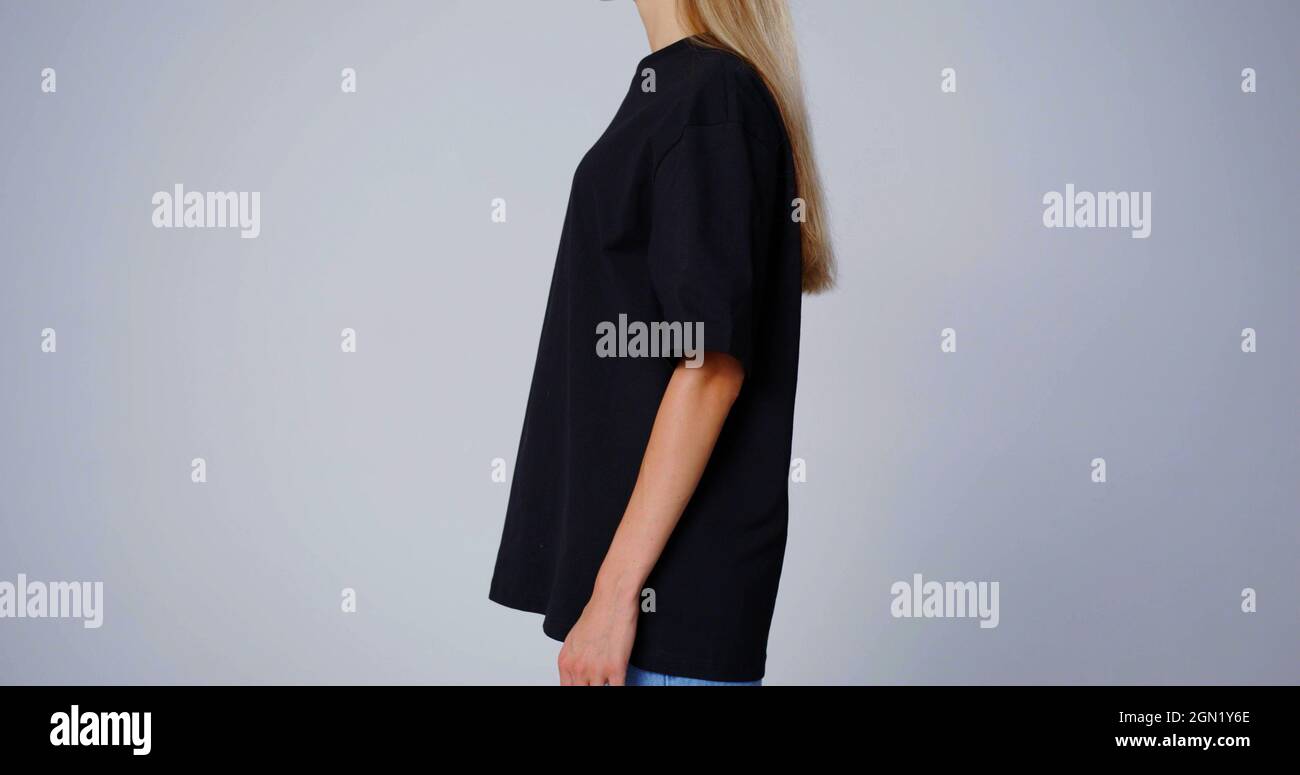 Le profil d'une femme en T-shirt noir Banque D'Images