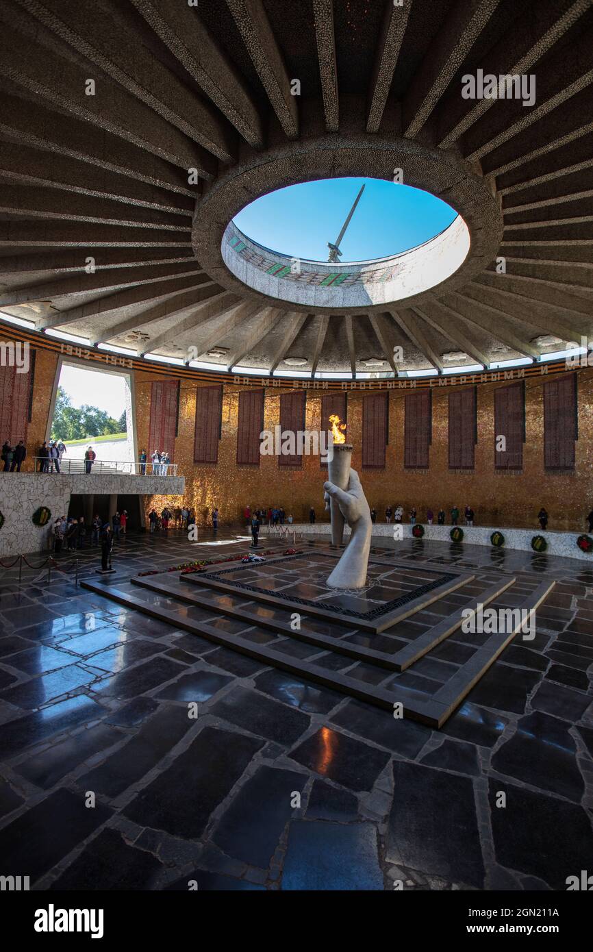 Changement de la garde à la flamme éternelle dans le complexe commémoratif de Mamayev Kurgan à côté de la statue géante du RUF de Motherland, Volgograd, Oblast de Volgograd Banque D'Images