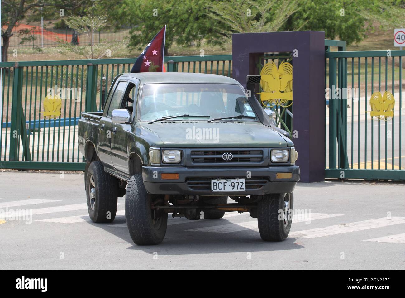 Une Toyota Hilux Double Cab de 5e génération (LN106) garée devant les  portes du Parlement à Port Moresby Photo Stock - Alamy