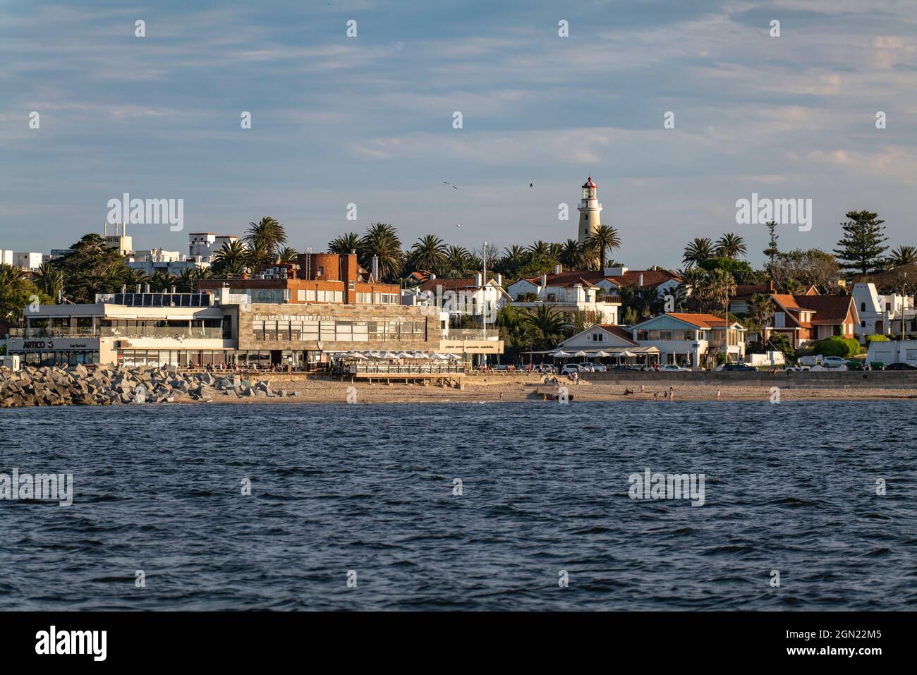 Restaurants de plage et phare Faro de Punta del Este, Punta del Este, département de Maldonado, Uruguay, Amérique du Sud Banque D'Images