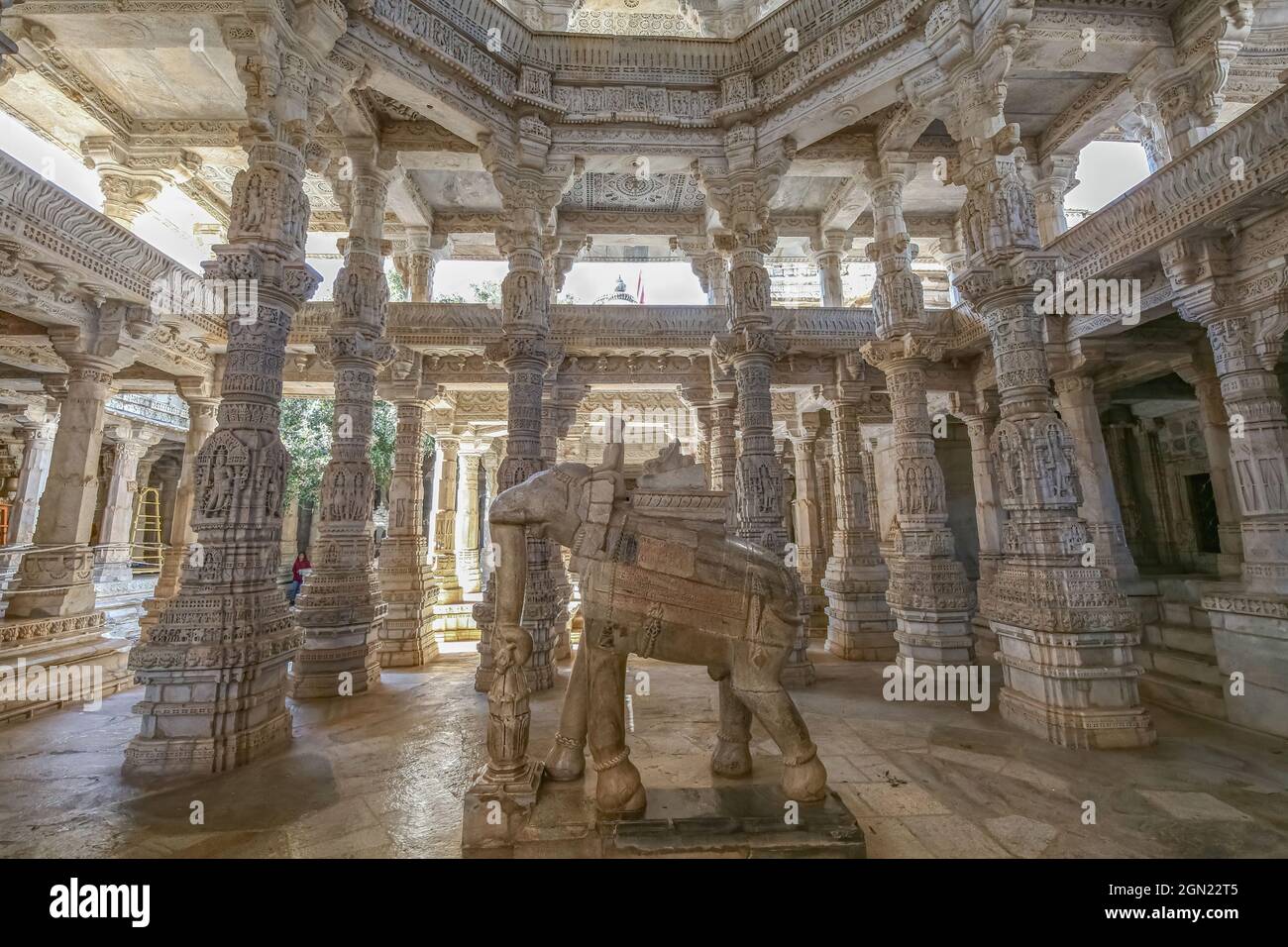 Architecture intérieure du temple historique de Dilwara Jain avec vue sur un plafond en pierre sculpté avec des colonnes et de magnifiques œuvres d'art Banque D'Images