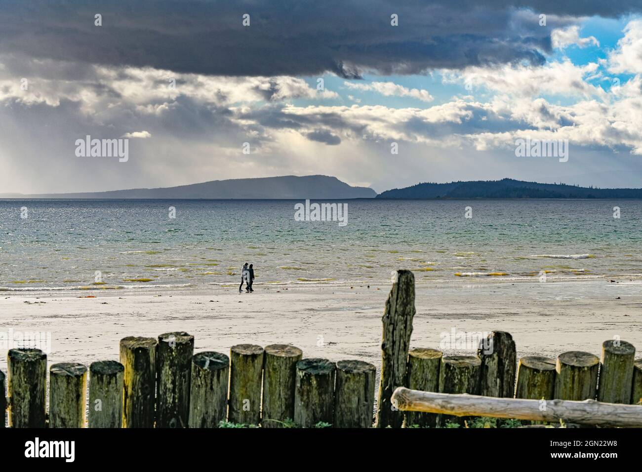 Couple sur la plage, Goose Spit Park, Comox, Colombie-Britannique, Canada Banque D'Images