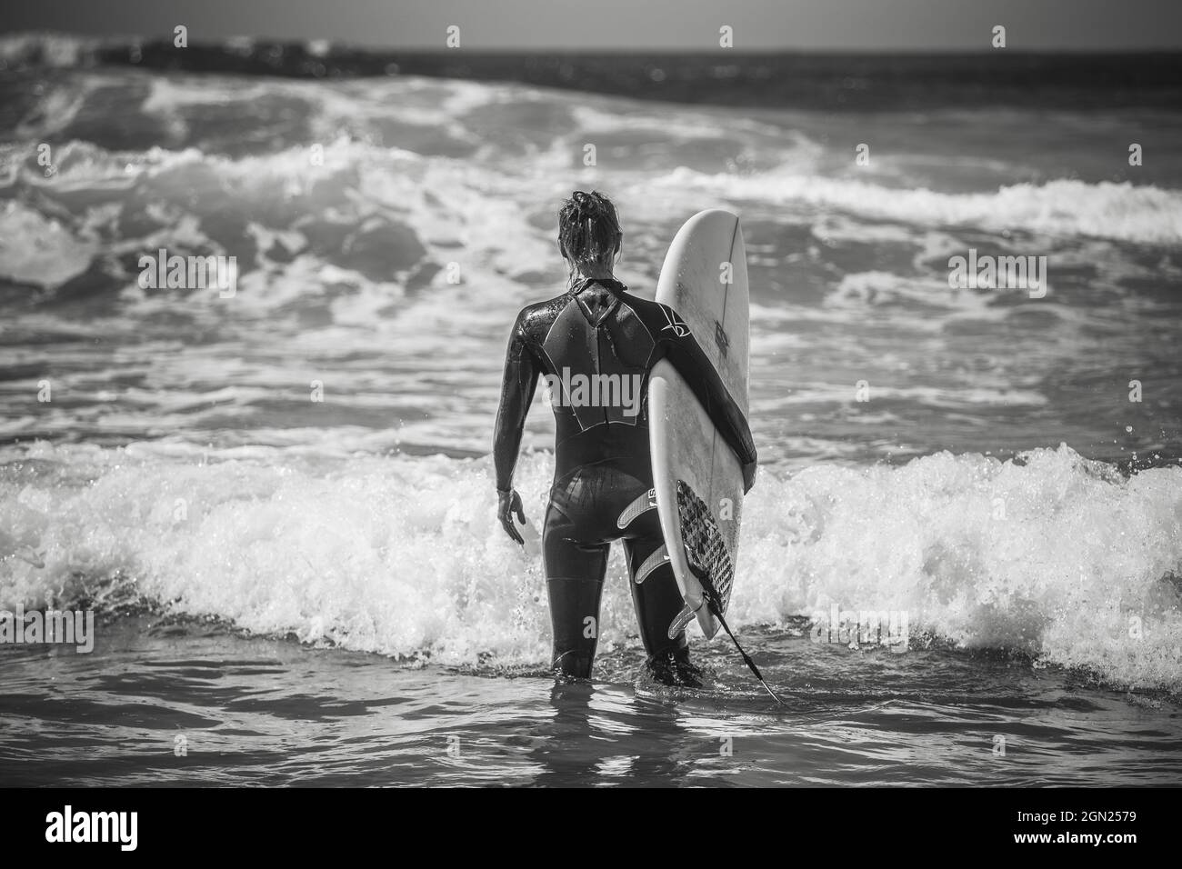 Surfeur se tient avec surf sur la plage, surf, vacances, Portugal Banque D'Images