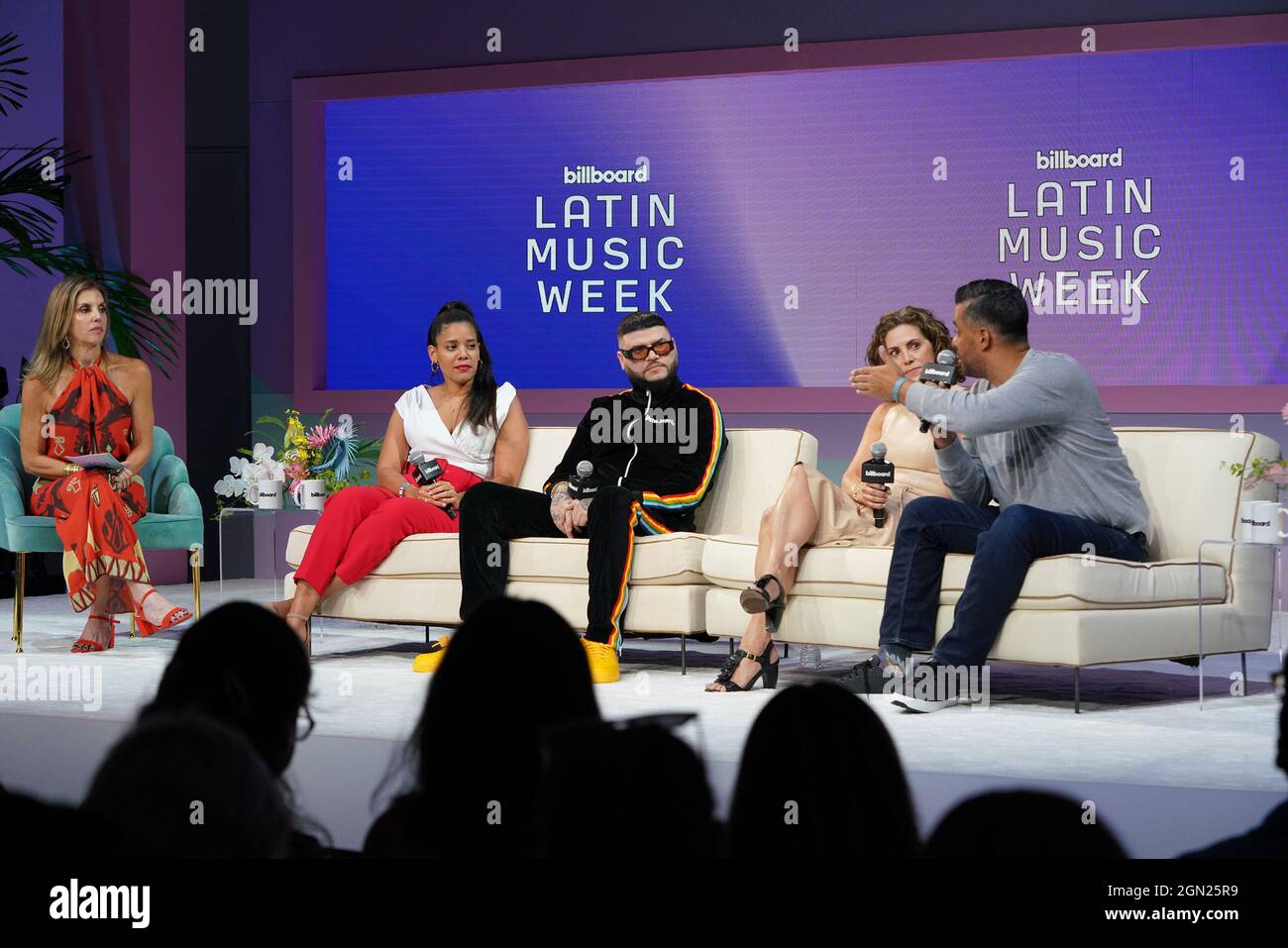 Miami, États-Unis d'Amérique. 21 septembre 2021. MIAMI BEACH, FLORIDE - 21 SEPTEMBRE : (G-D) Leila Cobo, Jessica Vargas, Farruco, Leslie Cohen et Edgar Martinez assistent à la Billboard Latin Music week 2021 au Faena Forum le 21 septembre 2021 à Miami Beach, Floride. (Photo par Alberto E. Tamargo/Sipa USA) crédit: SIPA USA/Alay Live News Banque D'Images