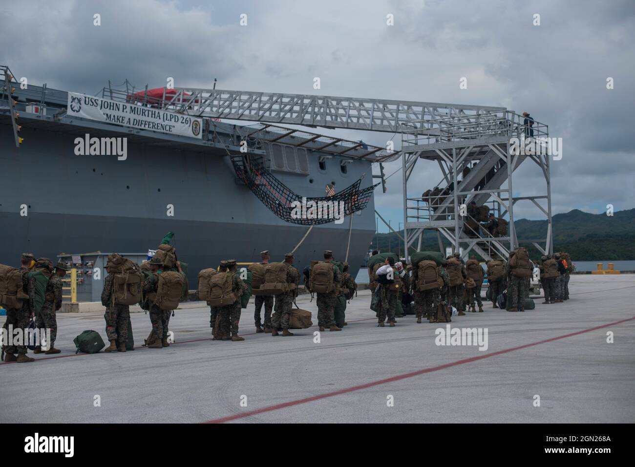 Les Marines des États-Unis avec combat Logistics Regiment 17 chargent des engins sur l'USS John P. Murtha (LPD 26) pendant la bannière de liberté d'exercice à la base navale de Guam, le 21 août 2021. Freedom Banner est une occasion unique pour le 1er Groupe de logistique maritime de mener un exercice de mobilité stratégique dans un environnement maritime et pour I Marine Expeditionary Force de raffiner les concepts de base navale avancée et de base expéditionnaire avancée. Cet exercice est l'occasion d'informer et d'affiner les efforts de Force Design 2030. (É.-U. Corps maritime photo par lance Cpl. Bradley Ahrens) Banque D'Images
