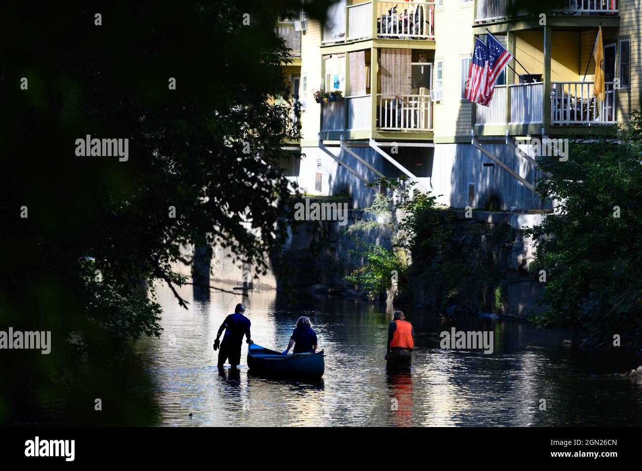 Des bénévoles des amis du Winooski nettoient une section de la branche nord de la rivière Winooski, Montpelier, Vermont, États-Unis. Banque D'Images