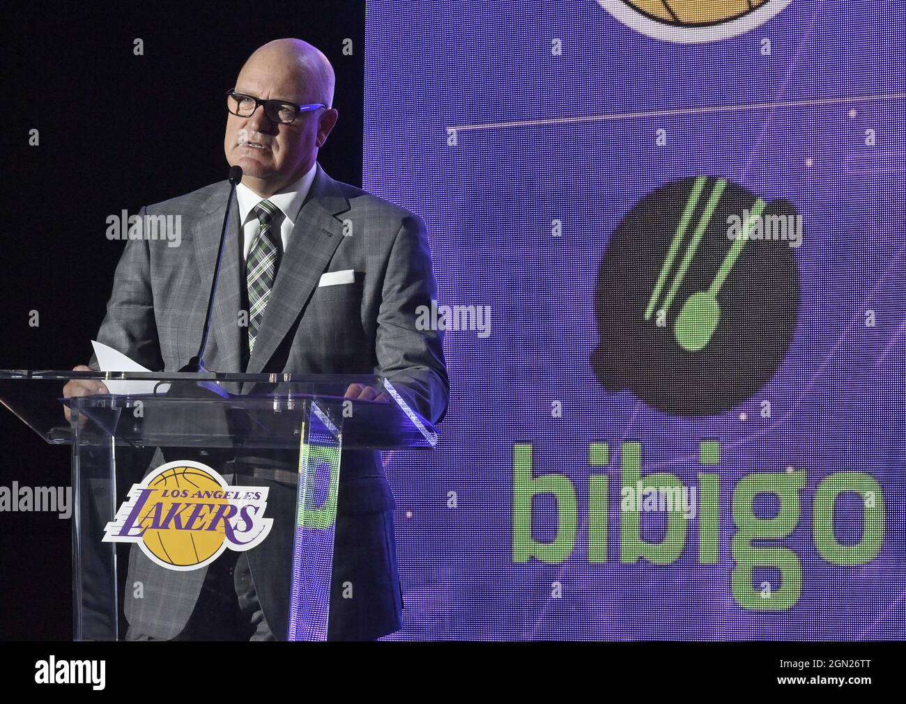 Le président des opérations commerciales de Los Angeles Lakers s'exprime lors de l'événement de lancement de l'équipe pour annoncer un nouveau partenariat marketing mondial avec Bibigo, une populaire entreprise alimentaire sud-coréenne au centre de formation sanitaire UCLA à El Segundo, en Californie, le lundi 20 septembre 2021. Avant la saison 2017-18 de la NBA, la NBA a mis en œuvre son programme de correctifs qui a permis aux équipes de la NBA de louer une petite place (2.5 pouces sur 2.5 pouces) sur l'épaule gauche de leurs maillots à des entreprises extérieures. Le partenariat de 100 millions de dollars des Lakers avec Bibigo est maintenant le plus grand marché de plastron de jersey de la NBA. Il Banque D'Images