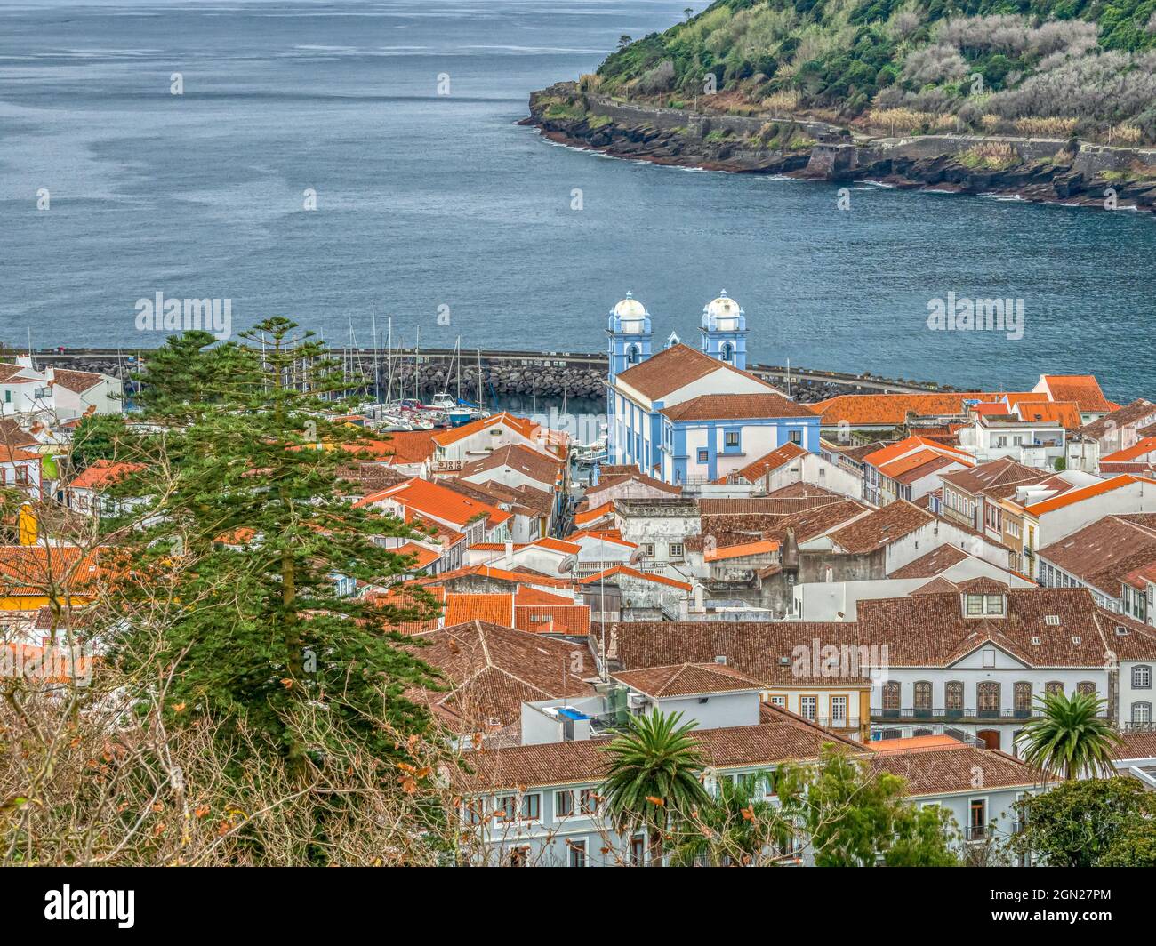 Vue d'ensemble d'Angra do Heroismo, Terceira, Açores, avec l'église de Misericordia et les fortifications de front de mer. Banque D'Images