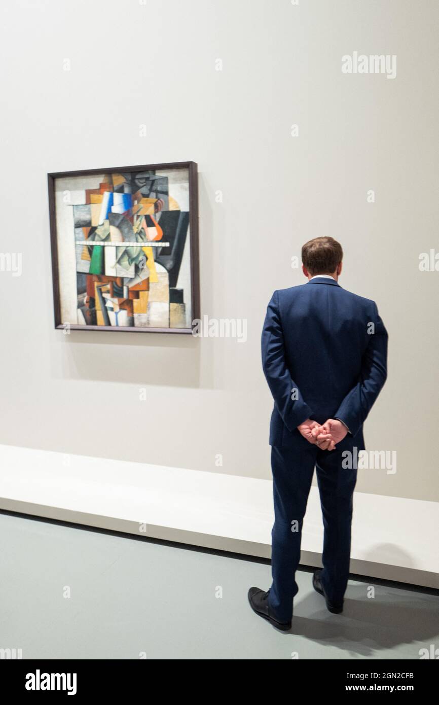 Paris, France, le 21 septembre 2021. Le président Emmanuel Macron à l'occasion de l'ouverture de l'exposition « la collection Morozov, les icônes de l'art moderne » à la Fondation Louis Vuitton à Paris, en France, le 21 septembre 2021. Photo par Romain Gaillard/Pool/ABACAPRESS.COM Banque D'Images