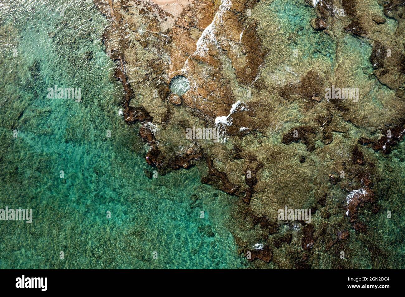 Piscine naturelle de fin de l'âge de bronze sculptée dans la roche naturelle, vue aérienne. Banque D'Images