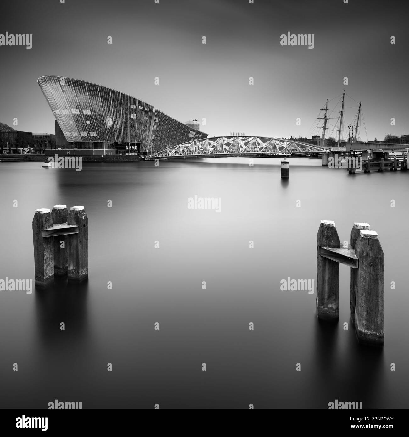 PAYS-BAS, AMSTERDAM, AMSTERDAM MUSÉE DES SCIENCES NEMO AVEC DES PIQUETS EN PREMIER PLAN Banque D'Images