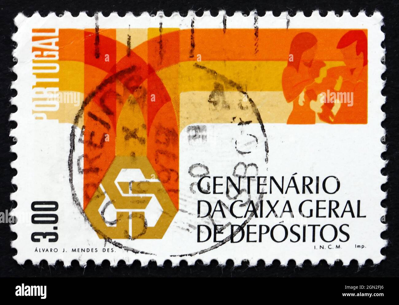 PORTUGAL - VERS 1976 : un timbre imprimé au Portugal montre l'emblème de la Banque et la famille, le centenaire de la Banque du Fonds d'affectation spéciale, vers 1976 Banque D'Images