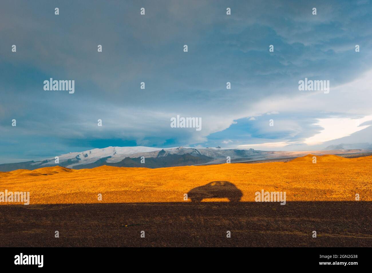 ISLANDE, UNE VOITURE DANS L'OMBRE SUR UNE ROUTE EN ISLANDE Banque D'Images