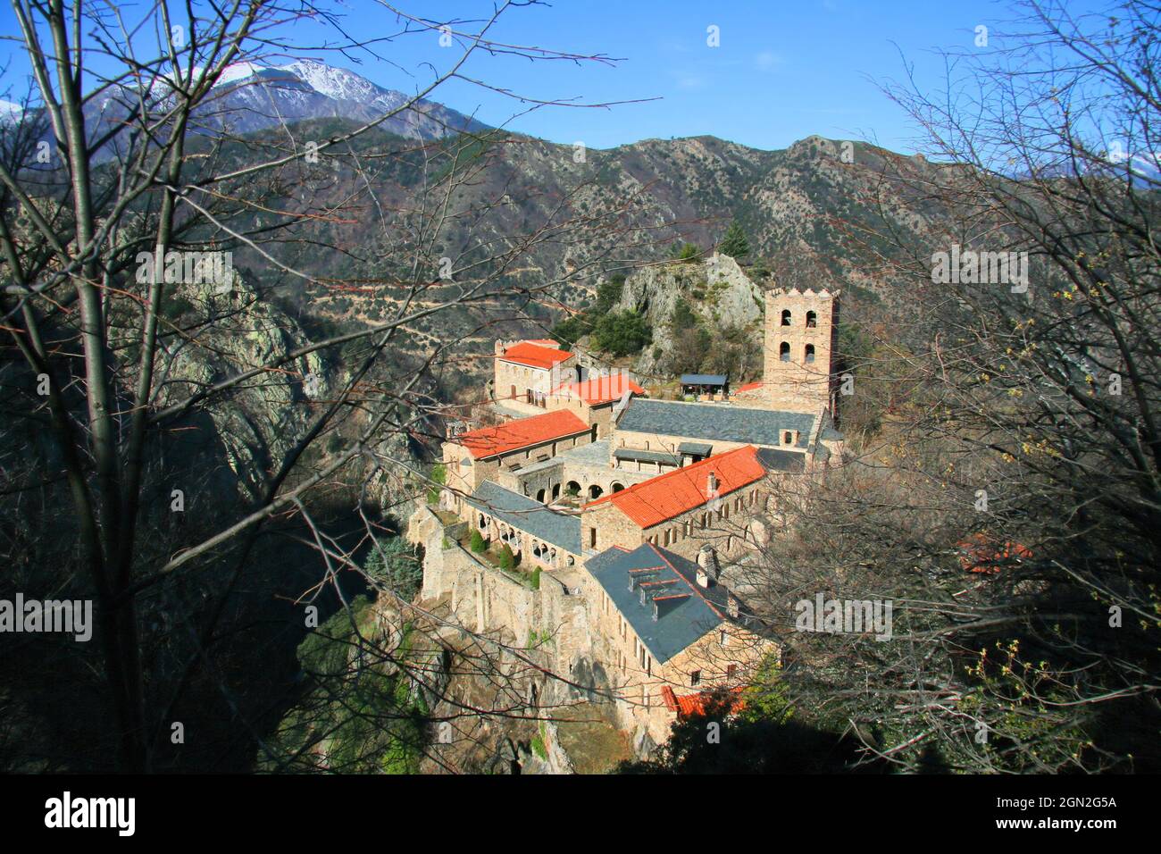 Pyrénées montagnes enneigées entourant l'abbaye de St Martin du Canigou peu après le lever du soleil dans le Languedoc-Roussillon, France Banque D'Images