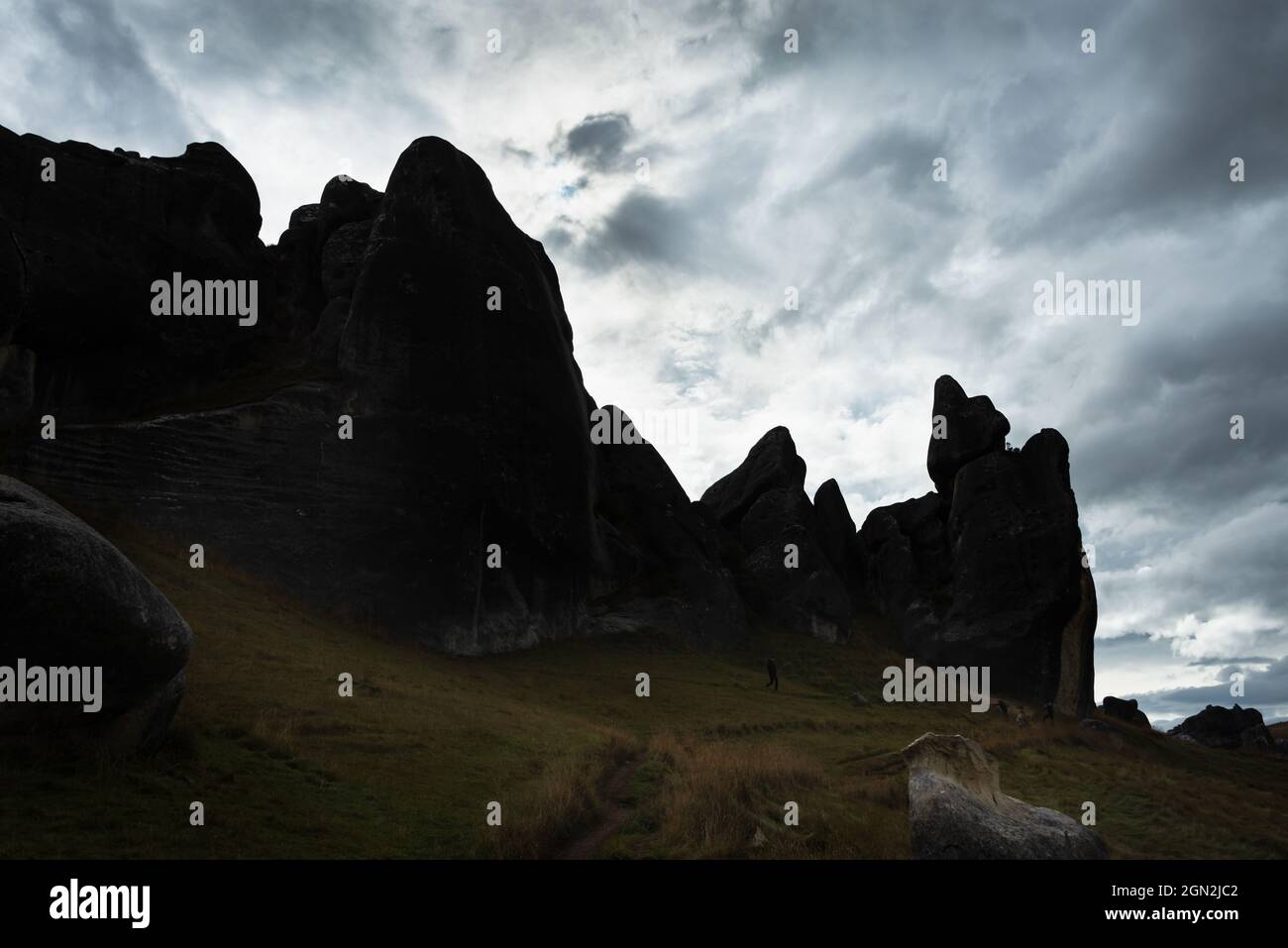 Rochers géants de Castle Hill contre un ciel orageux, Canterbury, South Island. Banque D'Images