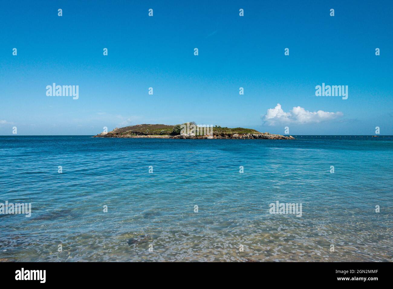 L'île de Toll à marée haute a été coupée du continent de St Mary's, îles de Scilly Banque D'Images