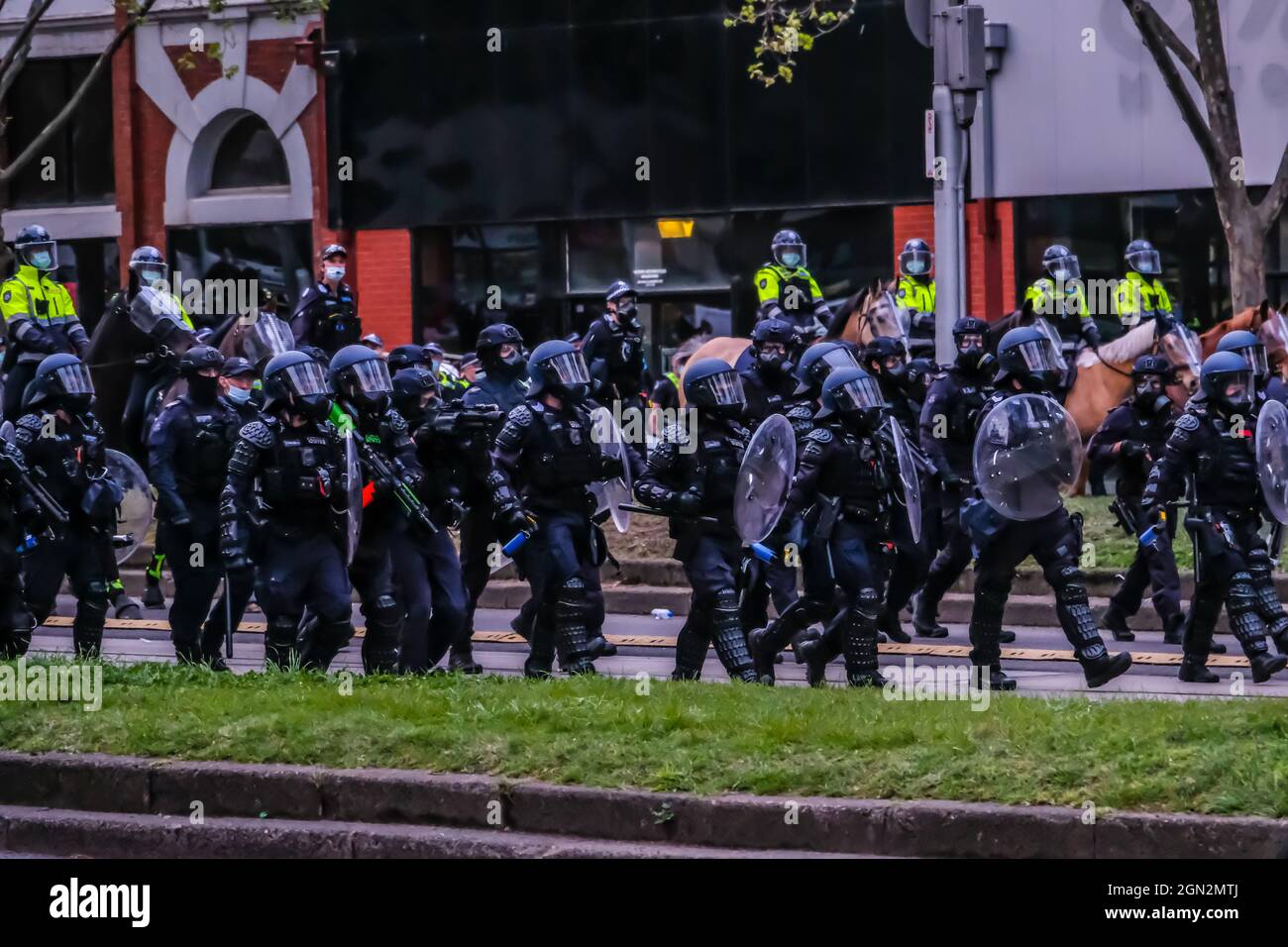 La police anti-émeute patrouillait le long de la rue Elizabeth pendant la manifestation.hier, à 5-6 heures, une confrontation entre la police de Victoria et les manifestants de l'industrie de la construction s'est déroulée à l'angle de la rue Victoria et de la rue Elizabeth dans le quartier des affaires de Melbourne. Les travailleurs protestent contre la vaccination obligatoire pour les membres de l'industrie ainsi que contre le confinement de l'ensemble de l'industrie pendant 2 semaines par le gouvernement victorien. Près de 500 officiers de police forts avec une unité anti-émeute et une unité montée (à cheval) avec la police générale sont venus pour riposter les manifestants en plein équipement anti-émeute avec un équipement spécialisé Banque D'Images