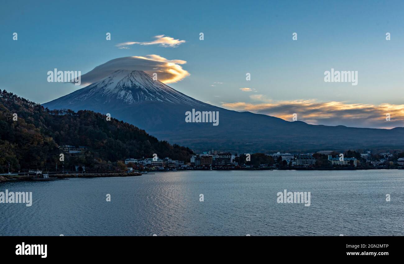 Mont Fuji à partir du lac Kawaguchiko, Minatsimuru, Yamanashi, Japon. Banque D'Images