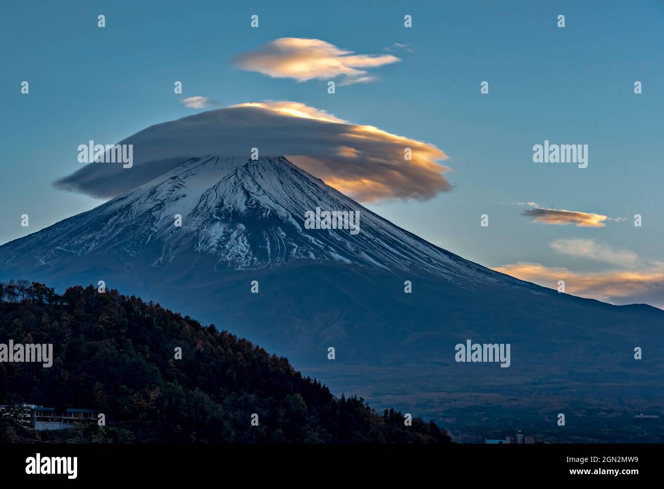Mont Fuji à partir du lac Kawaguchiko, Minatsimuru, Yamanashi, Japon. Banque D'Images