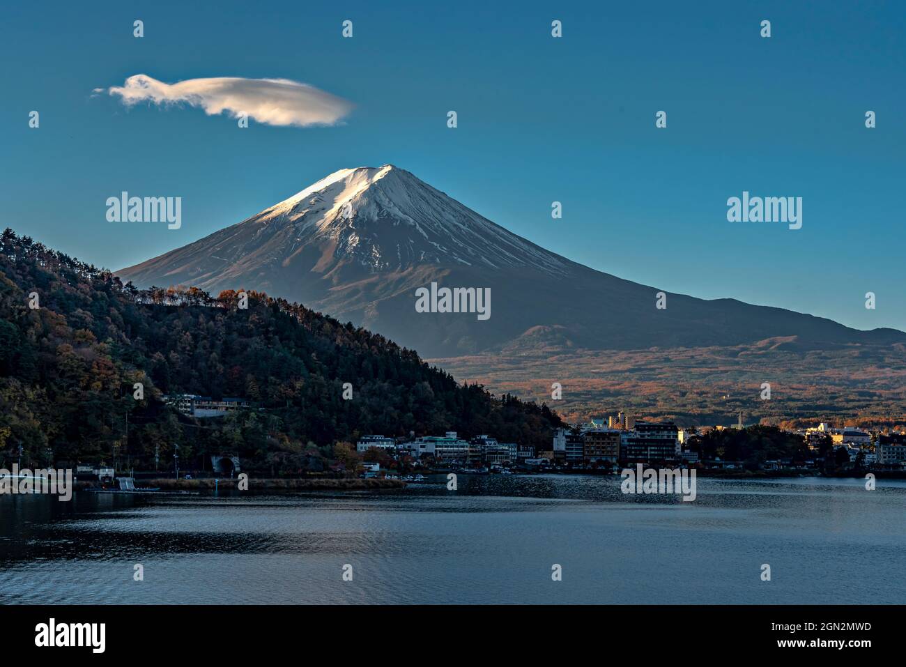 Mont Fuji à partir du lac Kawaguchiko, Minatsimuru, Yamanashi, Japon. Banque D'Images