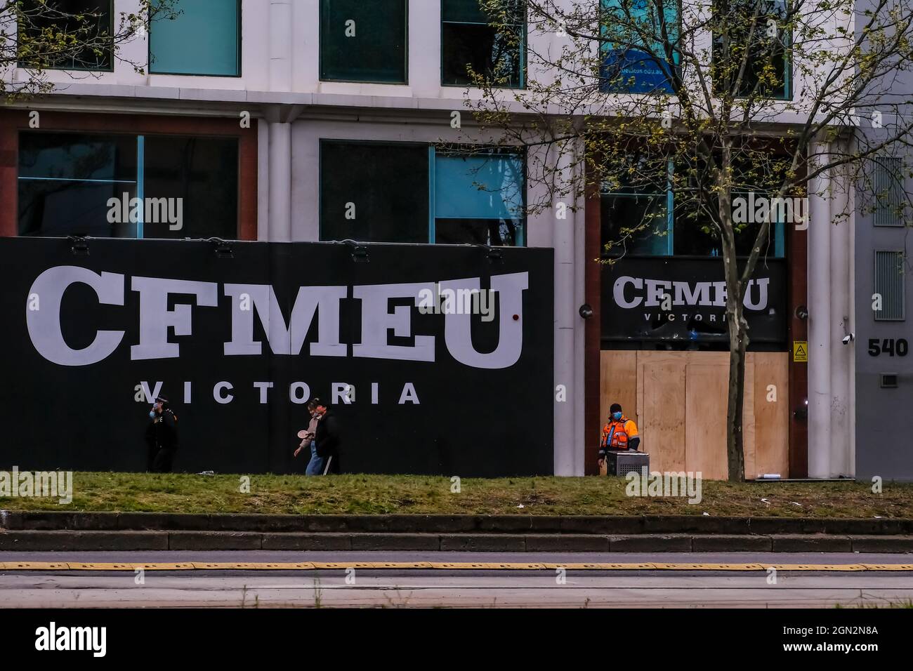 Melbourne, Australie, 21/09/2021, le siège de l'Union de la construction, des forêts, des Maritimes, des mines et de l'énergie (CFMEU) est photographié pendant la manifestation.hier, à 5-6 heures, une confrontation entre la police de Victoria et l'industrie de la construction a eu lieu à l'angle de Victoria Street et Elizabeth Street, dans le quartier des affaires de Melbourne. Les travailleurs protestent contre la vaccination obligatoire pour les membres de l'industrie ainsi que contre le confinement de l'ensemble de l'industrie pendant 2 semaines par le gouvernement victorien. Environ 500 officiers de police forts avec unité anti-émeute et unité montée (cheval) avec gen Banque D'Images