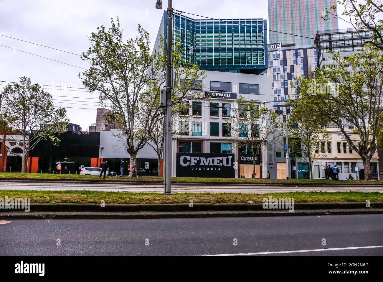 Melbourne, Australie, 21/09/2021, le siège de l'Union de la construction, des forêts, des Maritimes, des mines et de l'énergie (CFMEU) est photographié pendant la manifestation.hier, à 5-6 heures, une confrontation entre la police de Victoria et l'industrie de la construction a eu lieu à l'angle de Victoria Street et Elizabeth Street, dans le quartier des affaires de Melbourne. Les travailleurs protestent contre la vaccination obligatoire pour les membres de l'industrie ainsi que contre le confinement de l'ensemble de l'industrie pendant 2 semaines par le gouvernement victorien. Environ 500 officiers de police forts avec unité anti-émeute et unité montée (cheval) avec gen Banque D'Images