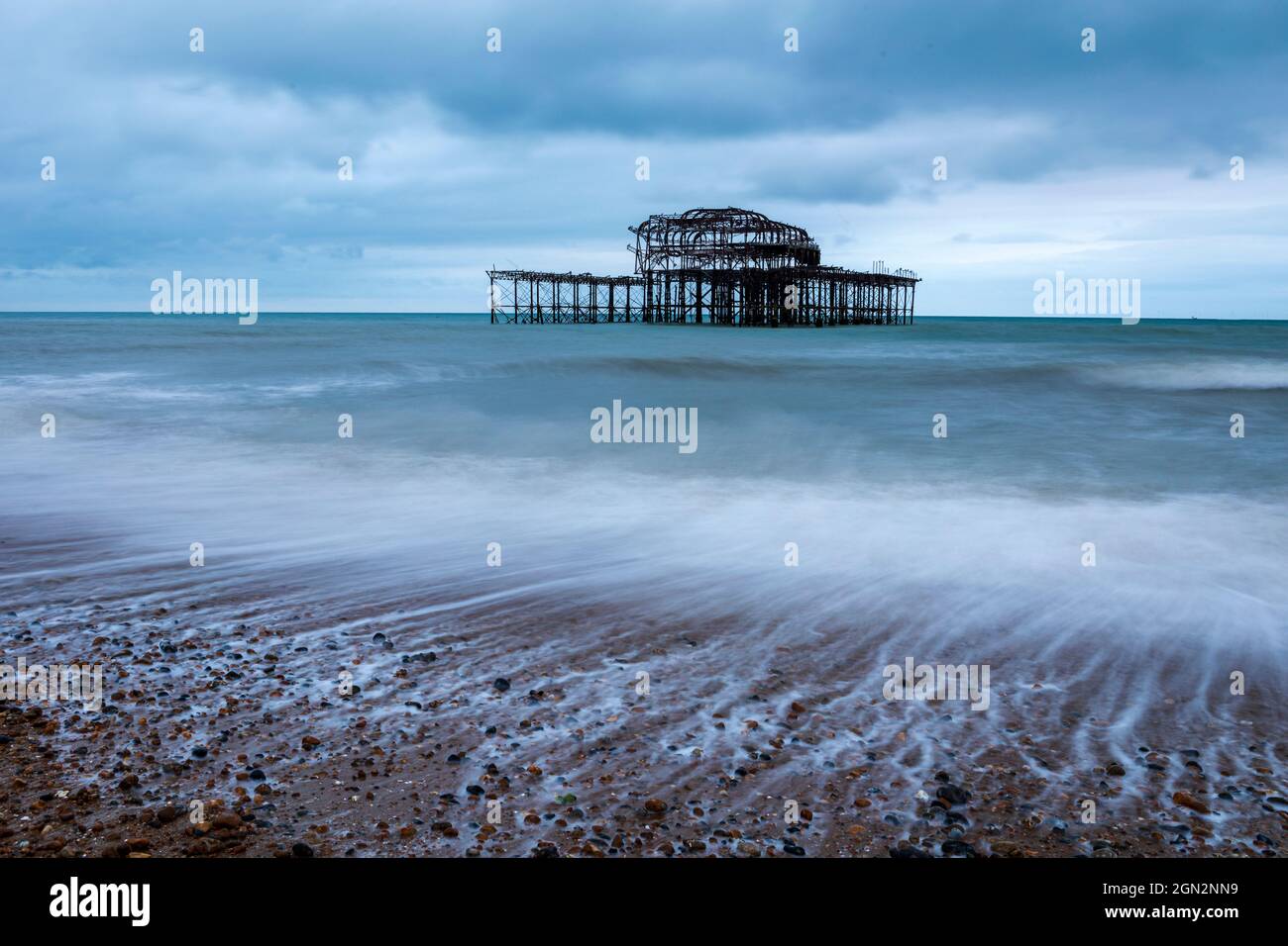Vu de meilleurs jours, les vagues s'éloignent sur les ruines de Brighton West Pier, East Sussex South East England Banque D'Images
