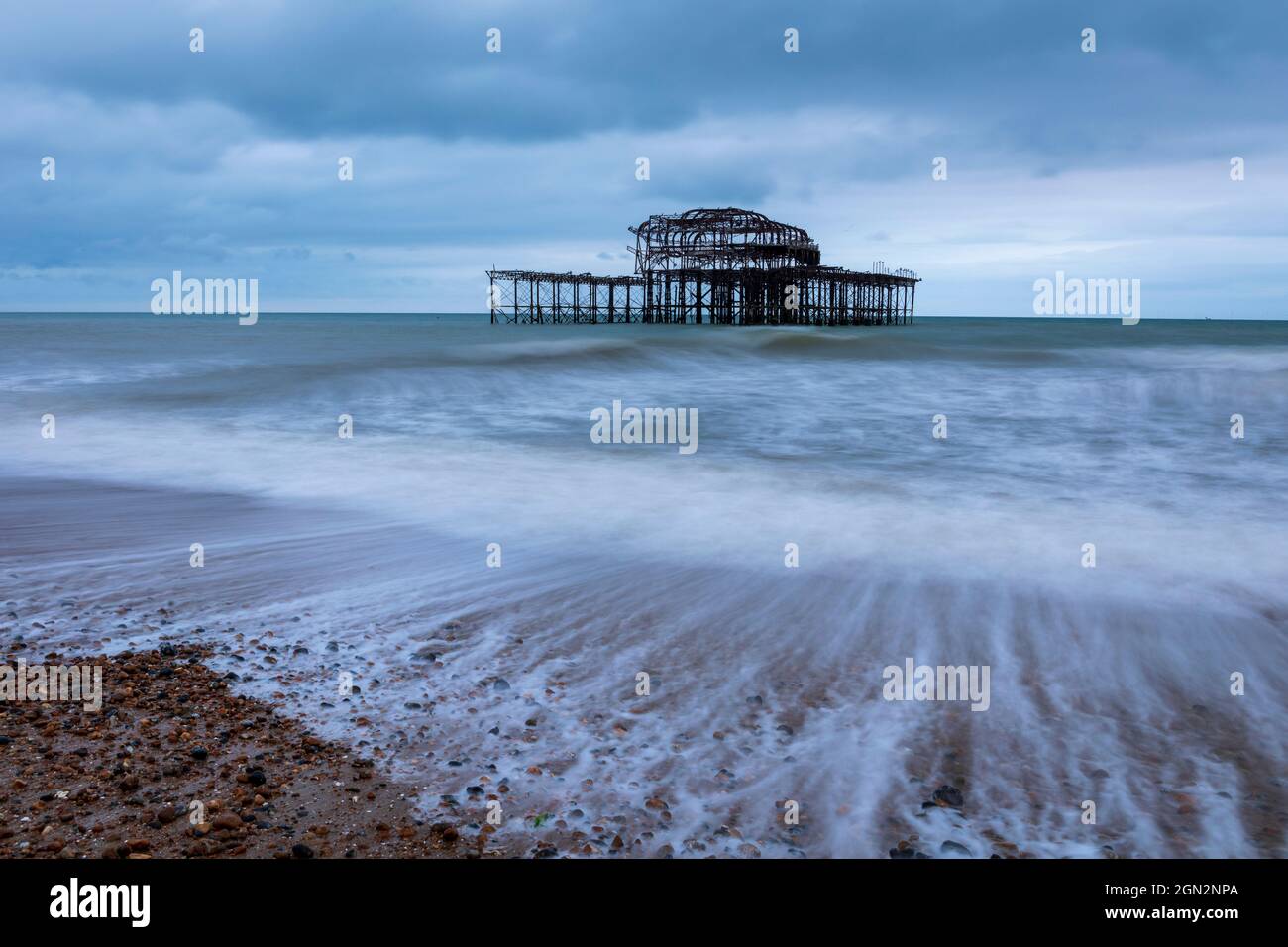 Vu de meilleurs jours, les vagues s'éloignent sur les ruines de Brighton West Pier, East Sussex South East England Banque D'Images