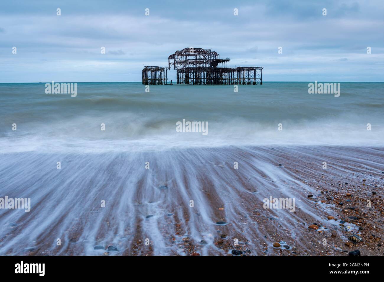 Vu de meilleurs jours, les vagues s'éloignent sur les ruines de Brighton West Pier, East Sussex South East England Banque D'Images