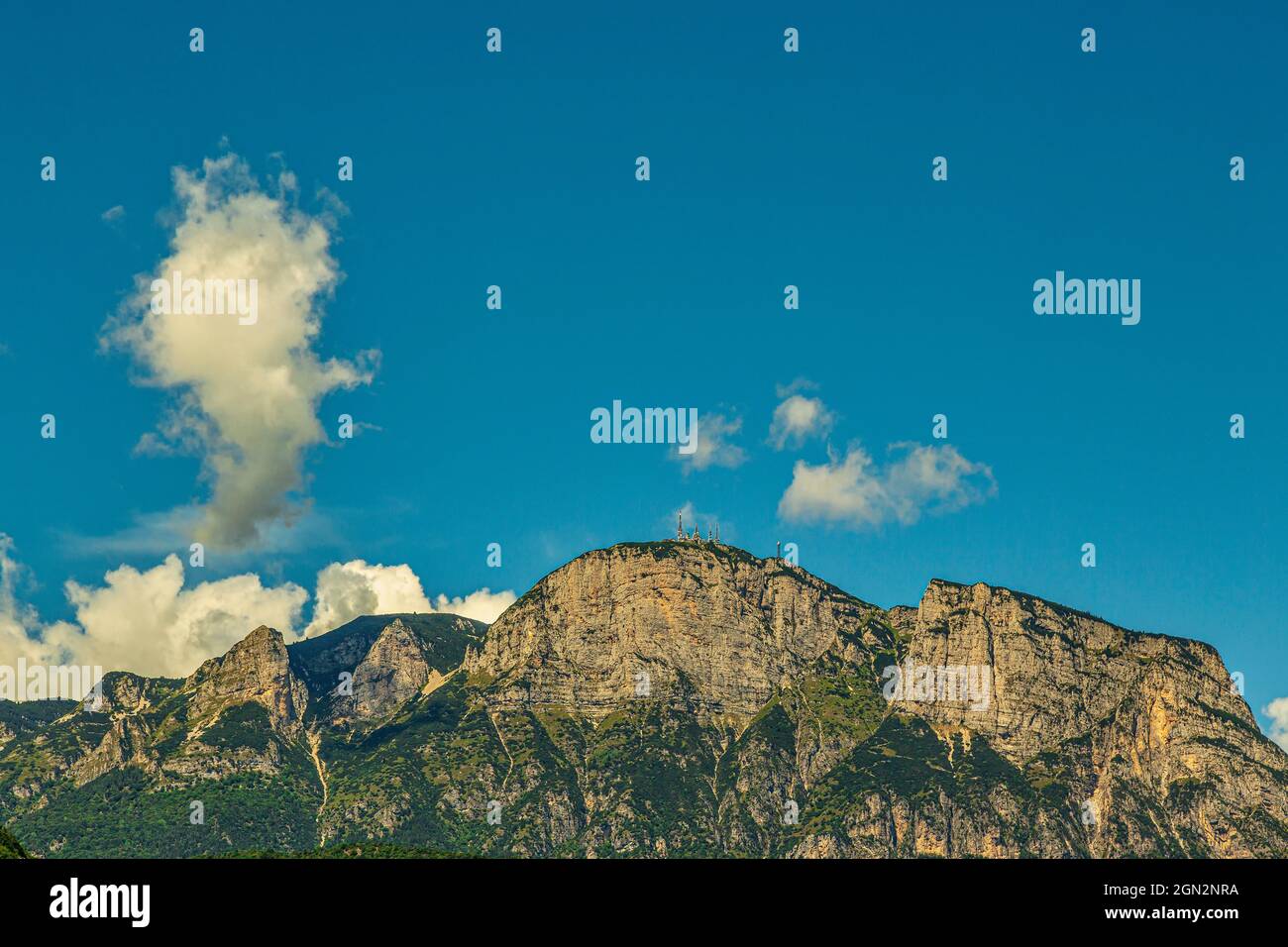 Sommets de la chaîne de montagnes de Sopralasso avec nuages blancs et ciel bleu au-dessus de la ville de trente. Trento, Trentin-Haut-Adige Banque D'Images